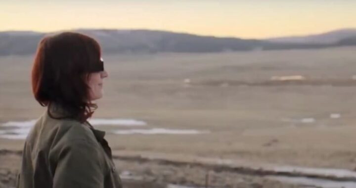 mujer con gafas inteligentes