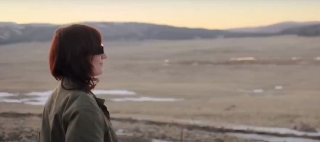 mujer con gafas de realidad aumentada